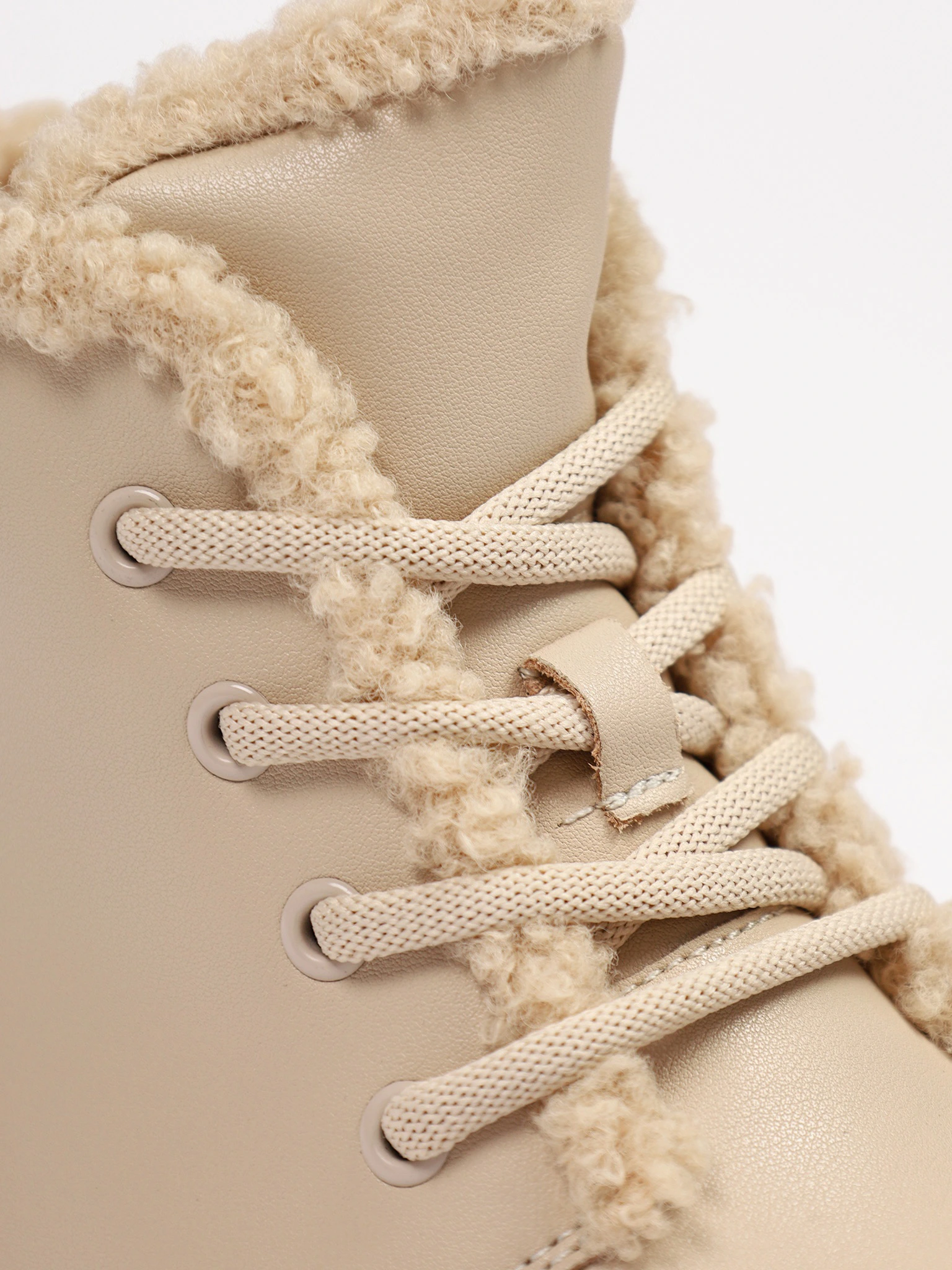 Ботинки бежевого цвета на средней платформе с меховой отделкой